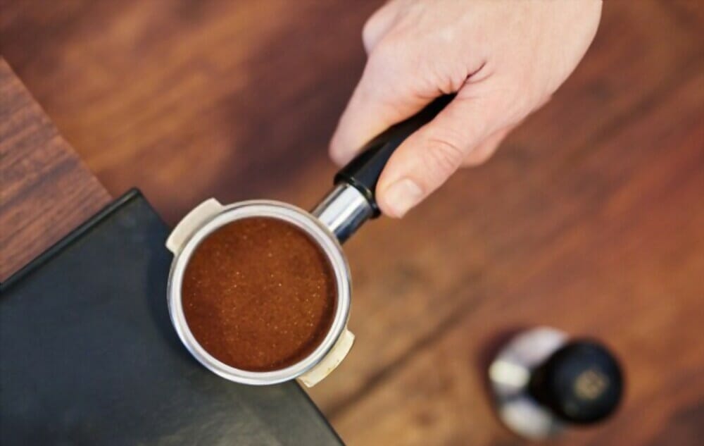 Should you leave moka pot lid?