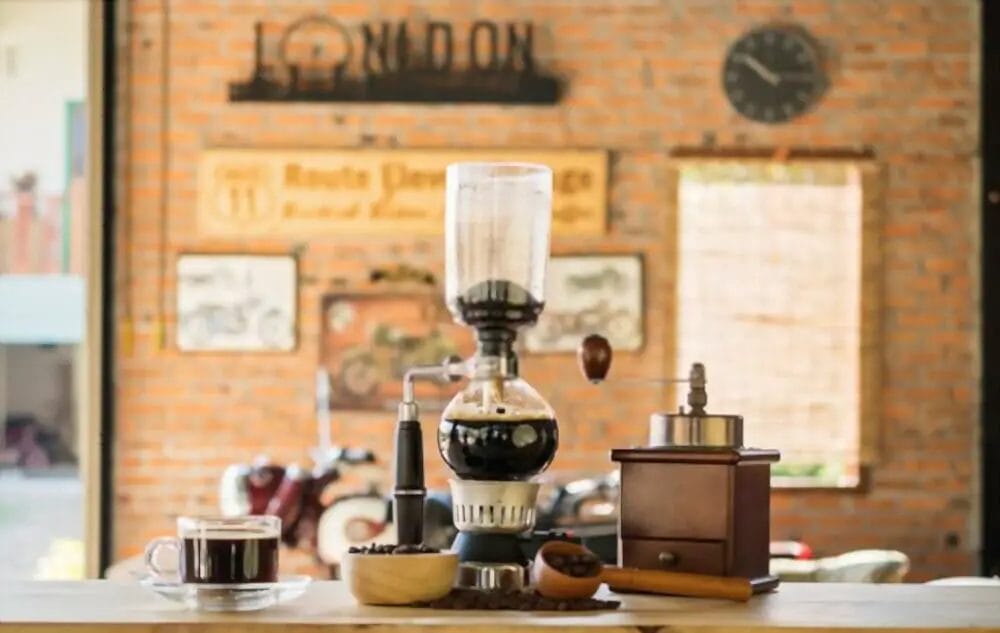 How does a siphon coffee brewer work?