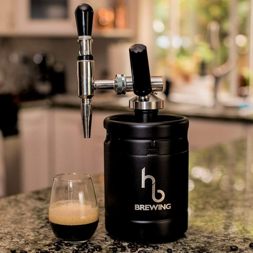 How does a nitro cold brew machine work?