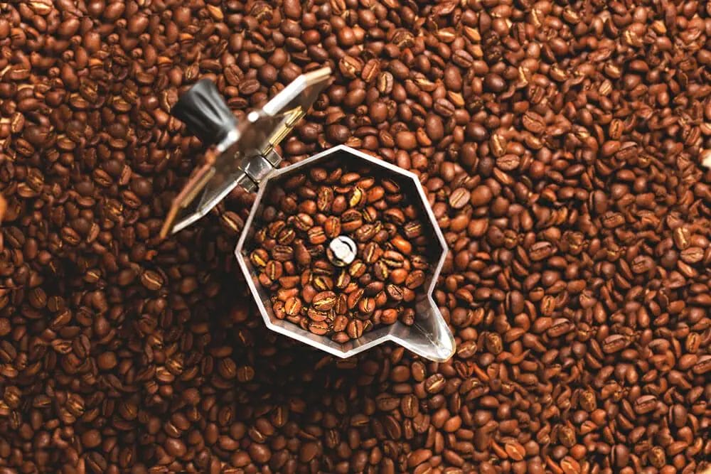 Which lasts longer ground coffee or beans?