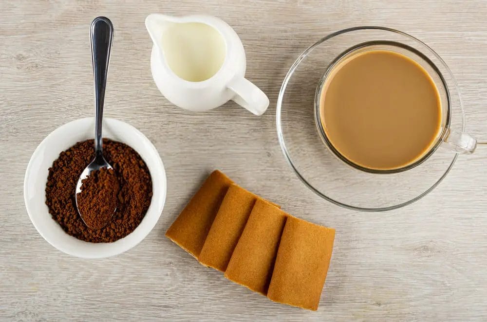 What is the best way to make instant coffee with milk?